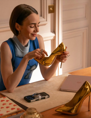 Οι πρώτες εικόνες από τον επίλογο του Emily in Paris κυκλοφόρησαν και φέρνουν μαζί τους νέες ιστορίες, σχέσεις και μια εντυπωσιακή γκαρνταρόμπα