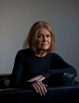 Gloria Steinem: Έφυγε από τη ζωή στα 92 της η γυναίκα που έμαθε στις άλλες γυναίκες να μη σωπαίνουν