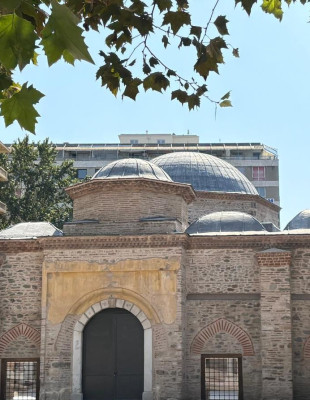 Το Αλκαζάρ επιστρέφει στη Θεσσαλονίκη: Η Λίνα Μενδώνη αποκάλυψε το νέο πρόσωπο του ιστορικού μνημείου