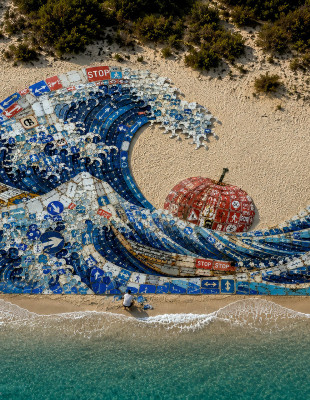 Urban Pixel: Το Μεγάλο Κύμα του Hokusai ξαναγεννιέται στη Σαρδηνία μέσα από παλιά σήματα