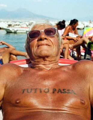 Tutto Passa: Η ιστορία πίσω από τον άνθρωπο που έγινε viral μέσα από τα social media