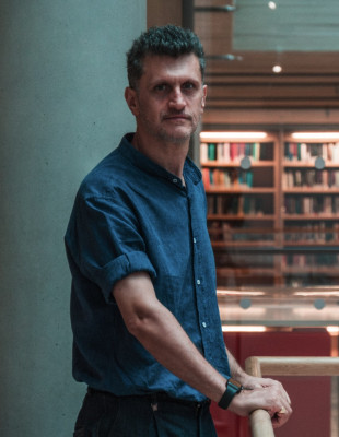 Face to Face με τον Κώστα Πράπογλου: «Μια έκθεση συνεχίζει να υπάρχει όταν υπερβαίνει τη διάρκειά της και εγγράφεται στη συλλογική μνήμη»