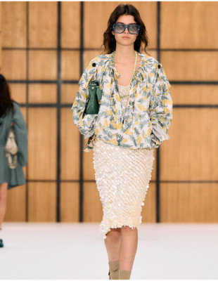 LFW SS27: Ο Daniel Lee αφήνει πίσω την αυστηρή τελειότητα του Burberry και στρέφεται στη βρετανική pop κουλτούρα και μια πιο αυθόρμητη, νεανική αισθητική
