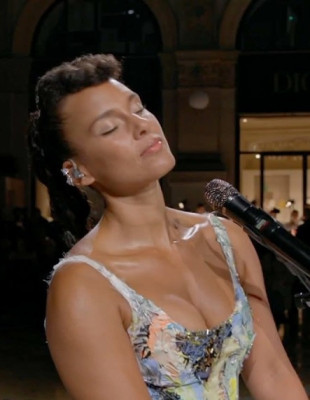 Η Alicia Keys και η εκρηκτική ερμηνεία του “I Feel Love” στο Vogue World Milano