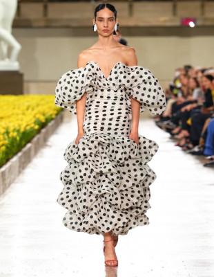 Η νέα συλλογή της Carolina Herrera γιορτάζει τα 45 χρόνια του οίκου μέσα από μια εντυπωσιακή επιστροφή στις ρίζες του