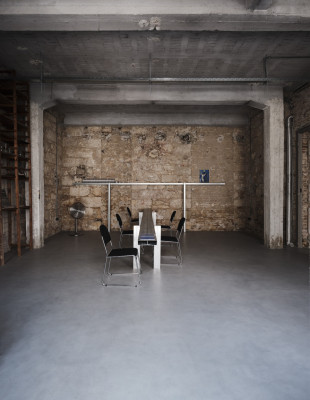Το Office Showroom ανοίγει ένα νέο κεφάλαιο για την τέχνη στον Πειραιά