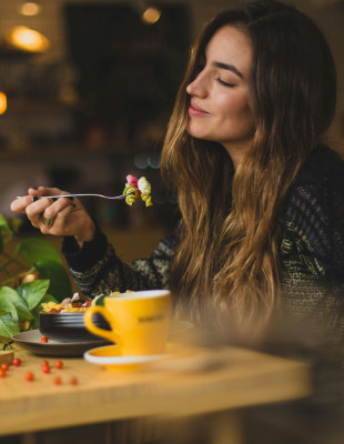Longevity και διατροφή: Μια ειδικός εξηγεί όλα όσα πρέπει να γνωρίζουμε για τη σχέση τους