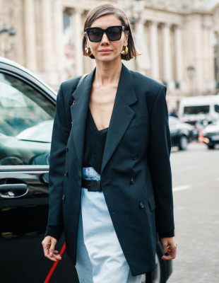 Jeans + Blazer: 5 τρόποι να απογειώσετε τον πιο ακαταμάχητο φθινοπωρινό συνδυασμό