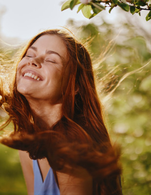 All About Hair: Ιδιαίτερες υφές, λάμψη και κίνηση συνθέτουν τη νέα εικόνα των μαλλιών