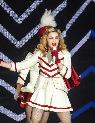 Η Madonna θα ανοίξει τα VMAs, 23 χρόνια μετά το αξέχαστο φιλί με την Britney Spears και την Christina Aguilera