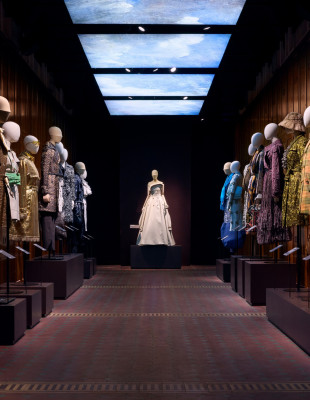 Sneak peek στην έκθεση του V&A Museum που αποκαλύπτει την ιστορία του διαχρονικού Burberry trench coat