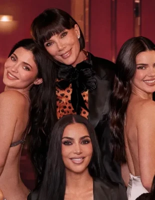 Οι Kardashians επιστρέφουν στην οθόνη μας με μία σκανδαλώδη όγδοη σεζόν