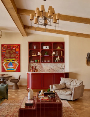 Ένα ζεστό διαμέρισμα στη Mumbai που μοιάζει με chalet, παρότι βρίσκεται στον 17ο όροφο ενός ουρανοξύστη