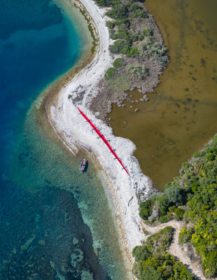O The Krank αναδεικνύει την «Πληγή» της ανθρώπινης παρέμβασης στον Ερημίτη της Κέρκυρας μέσα από το τελευταίο του land art