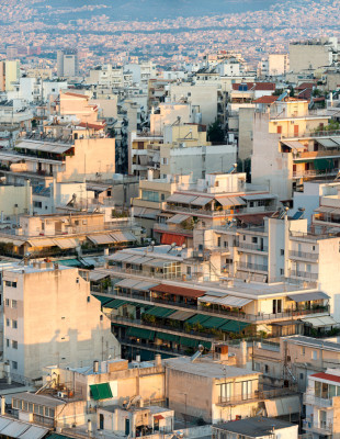 Στο “Athens as a Project”, ο Πλάτων Ησαΐας και ο Γιώργης Γερόλυμπος αναζητούν τις ιστορίες και τις δομές πίσω από την εικόνα της Αθήνας