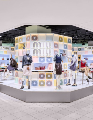 Το Miu Miu Vinyl Club έγινε το iconic pop-up του οίκου που μετέτρεψε τη μόδα σε μουσική εμπειρία