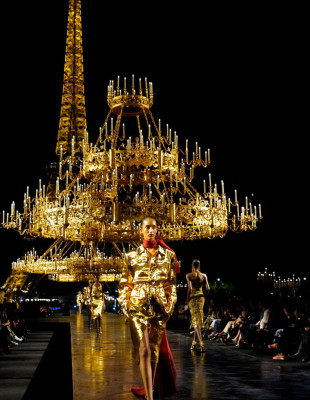 Saint Laurent SS27: Η χρυσή αυλαία του Anthony Vaccarello