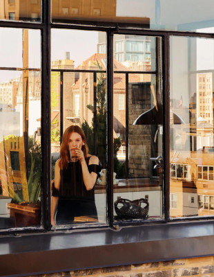 Η Julianne Moore μας ξεναγεί στο ήσυχο σπίτι της στη Νέα Υόρκη