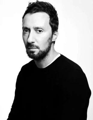 Ο Anthony Vaccarello αποχωρεί από τον Saint Laurent - αυτά είναι τα highlights μιας δεκαετίας που άφησε εποχή