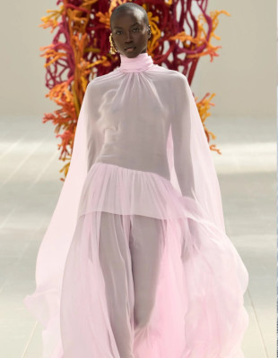 Paris Fashion Week Report: Η μόδα της επόμενης άνοιξης θα έχει τόλμη αλλά και ρομαντισμό