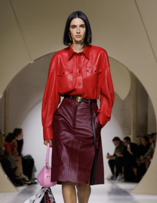 PFW, Day 5: Issey Miyake, Lanvin, Loewe, Givenchy και Victoria Beckham αποκαλύπτουν τη δική τους εκδοχή της σύγχρονης θηλυκότητας