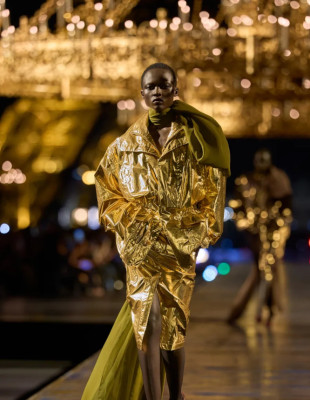 Saint Laurent SS27 in gold: Ήταν αυτό το εκπληκτικό show το τελευταίο του Anthony Vaccarello για τον οίκο;
