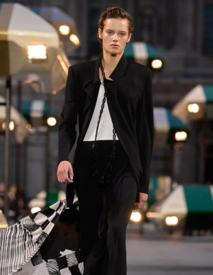 Louis Vuitton SS27: Ο Nicolas Ghesquière έκλεισε την Εβδομάδα Μόδας του Παρισιού με μια συλλογή που δίνει προτεραιότητα στην κίνηση, την άνεση και την ελευθερία του σώματος