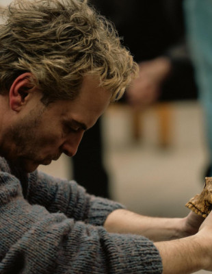 Ο Andrew Scott μεταμορφώνεται στον Ian Charleson και ενσαρκώνει έναν από τους πιο συγκινητικούς ρόλους της καριέρας του