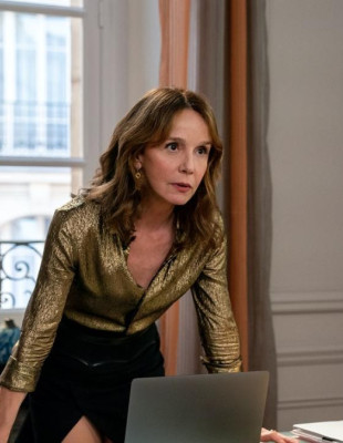 H Sylvie του Emily in Paris στον κόσμο της τέχνης: Ο νέος της ρόλος στην Art Basel Paris