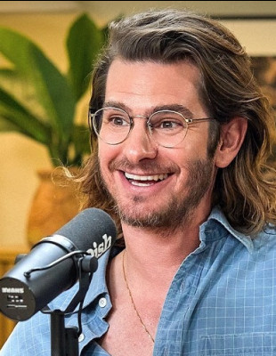 Ο Andrew Garfield μιλά για μαγειρική, comfort food και γεύσεις σε ένα απολαυστικό επεισόδιο