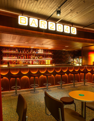 BAR 2046: Το νέο cinema-bar της Αθήνας που κάνει την έξοδο στο σινεμά πιο ενδιαφέρουσα