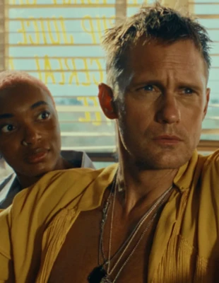 Ο Alexander Skarsgård γίνεται ο “Mr. Charm” των Rolling Stones
