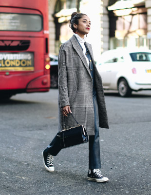 Αυτό είναι το χρώμα στα sneakers που φορούν όλες οι fashionistas