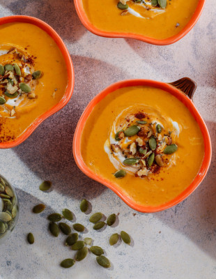 Η comfort season είναι εδώ και ο Jamie Oliver μαγειρεύει 5 σπιτικές σούπες που ταιριάζουν απόλυτα στον Οκτώβριο