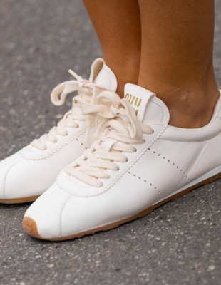 Λευκά sneakers: Πώς θα τα διατηρήσετε σαν καινούρια