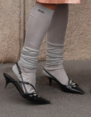Socks & Slingbacks: Το πιο απρόσμενο fashion combo της σεζόν που θέλουμε να υιοθετήσουμε