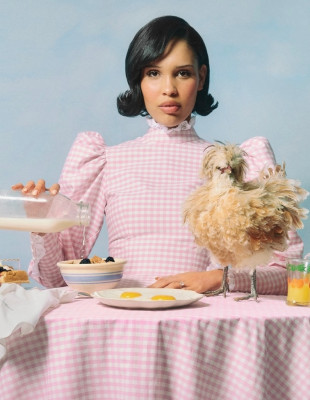 Η απόλυτη food content creator, Nara Smith, μας αποκαλύπτει πώς οργανώνει το τέλειο dinner party