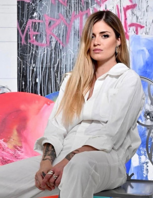 Face to Face με την Pavlina Bechrakis: «Δεν πιστεύω ότι ένας καλλιτέχνης πρέπει απαραίτητα να δίνει απαντήσεις. Μπορεί απλώς να κάνει τις σωστές ερωτήσεις»