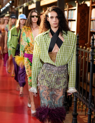 Στο Valentino show, o Alessandro Michele ζήτησε από τους καλεσμένους κάτι πολύ διαφορετικό από το συνηθισμένο