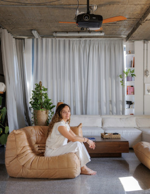 Doors Open: Σε ένα φωτεινό industrial loft στο κέντρο της Θεσσαλονίκης, η εικαστικός Φαίη Αλεξέλη ζει, εμπνέεται και δημιουργεί