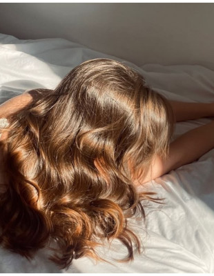 Rosemary Water: Το πιο πολυσυζητημένο haircare μυστικό της σεζόν είναι τόσο αποτελεσματικό όσο λένε;