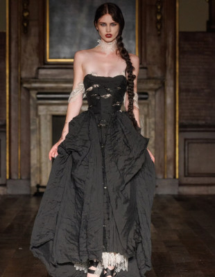Τι είναι το νέο “Witchy Look” aesthetic και γιατί κυριαρχεί στις πασαρέλες της SS27