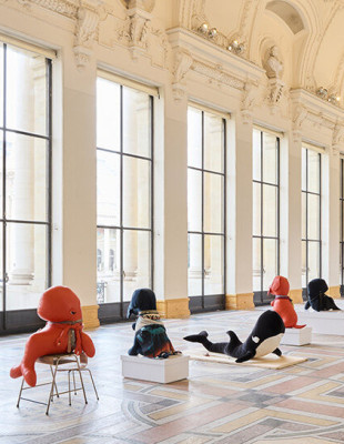 Τα λούτρινα πλάσματα της Cosima von Bonin κατακτούν το Petit Palais στο πλάισιο της Art Basel Paris