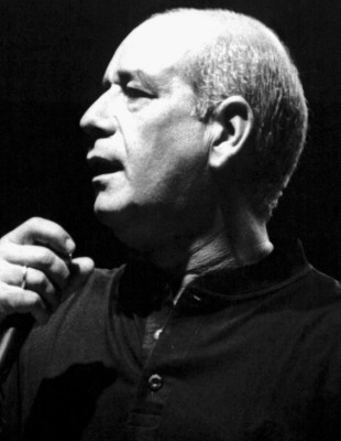 Δημήτρης Μητροπάνος: Ο άνθρωπος που συνδέθηκε τόσο πολύ με τη Θεσσαλονίκη μέσα από τη μυθική μουσική πορεία του