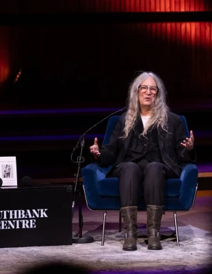 Patti Smith στη Dua Lipa: «Σήμερα, τα λάθη σας γίνονται δήμοσια και εσείς πρέπει να ζείτε με αυτό»