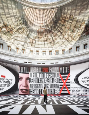 Η Barbara Kruger στο Παρίσι: Η νέα έκθεση στο Bourse de Commerce εξερευνά τη δύναμη των συναισθημάτων και των λέξεων