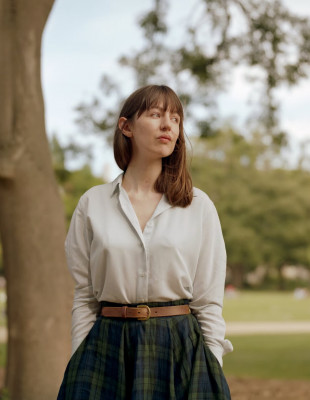 Sally Rooney: Γιατί τα βιβλία της αποσύρονται από τη Βρετανία και ποιοι διάσημοι στέκονται στο πλευρό της;