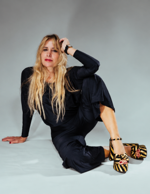 Η Αθήνα έχει τη δική της Carrie Bradshaw: Η Τζούλη Αγοράκη μιλά σε α’ πρόσωπο
