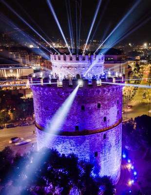 Ο Λευκός Πύργος αλλάζει σήμερα όψη: Ο νέος φωτισμός του ιστορικού τοπόσημου θα φέρει την υπογραφή της Ελευθερίας Ντεκώ