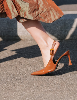 Slingbacks: 4 τρόποι να τα φορέσετε σε outfits που εντυπωσιάζουν